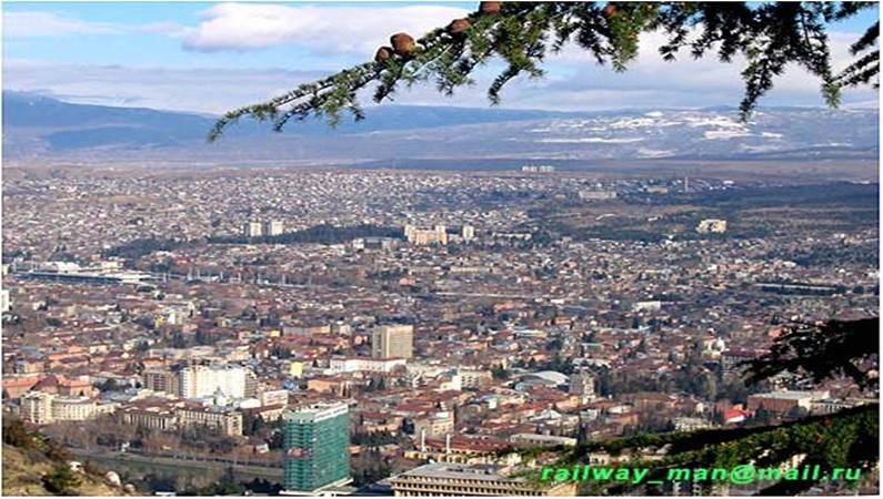 Тбилиси. Вид со смотровой площадки горы Мтацминда на город