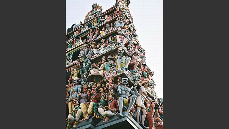 Сингапур. Башня индийского храма – гопурам. Храм Шри Мариамман. Яркий мир индуистских богов.                 