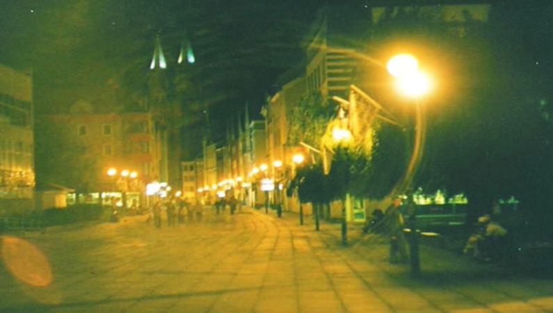 улица пресвятой Девы Марии в Легнице ночью