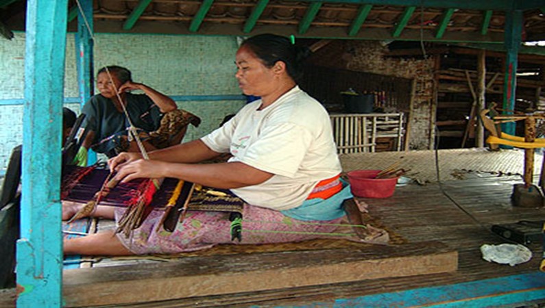 Иллюстрация посещения деревни ткачей