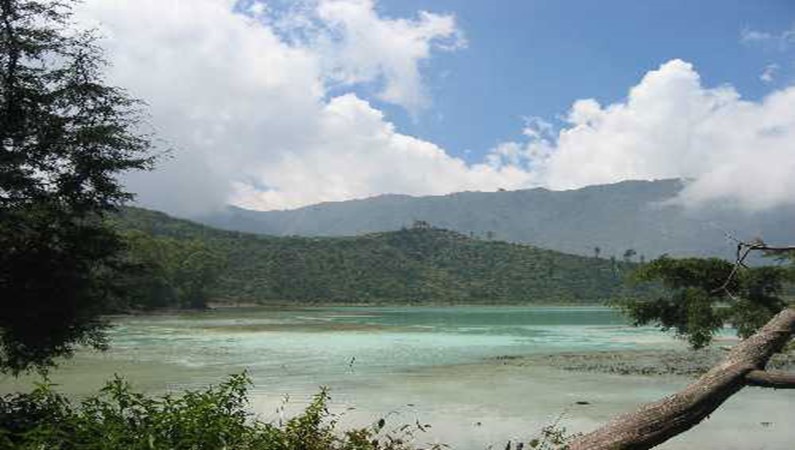 Озеро на плато Диенг