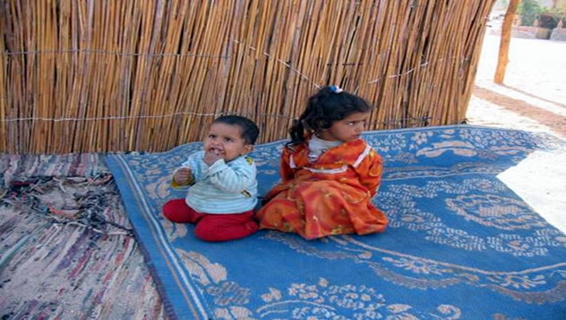 Бедуинские дети в лагере, который поменьше - привязан верёвкой