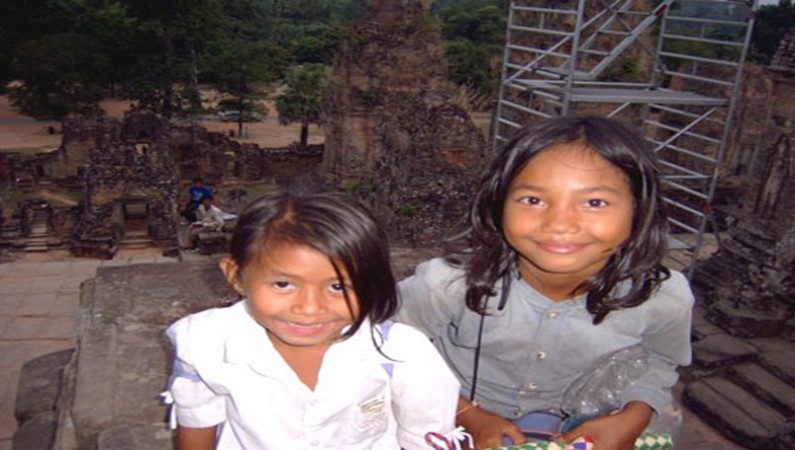 Камбоджийские дети очень хорошенькие. Но сфотографировать их совсем не просто - они прячутся и убегают! Эту парочку удалось заснять только после долгого разговора и обмена подарками.