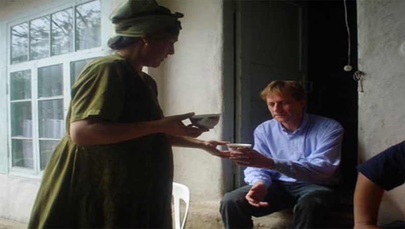 Голландского туриста Кустаса Наута в Бричмулле угощают «айраном» - напитком из кислого молока.