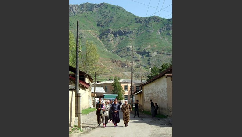 Жительницы поселка Чимган прогуливаются по улицам. Кто-то идет в гости, кто-то домой, а кто-то
улаживает дела хозяйства.