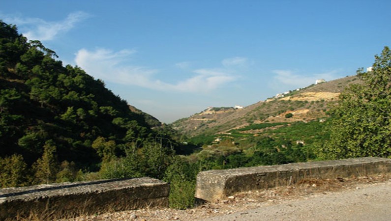 Вид с дороги, ведущей прямо к пещерам Жейта.