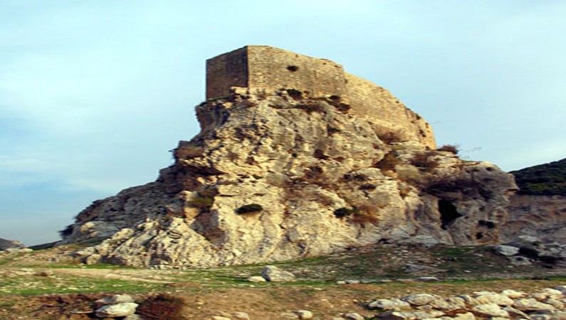 Самая романтичная крепость Ливана - МУСЕЙЛИХА - построена в долине между гор и была призвана перекрывать проход, по-моему, крестоносцам. В свою очередь, фортификации в Библосе (см.фото Библоса) защищали берега от высадки вражеских рыцарей.