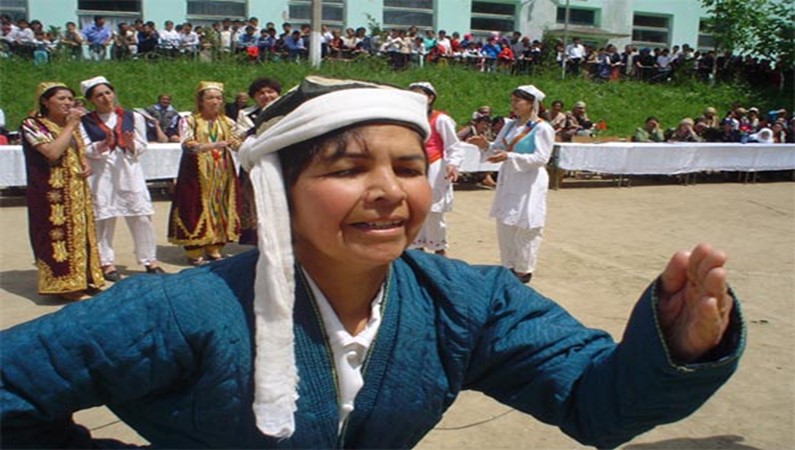 Учительница в мужской одежде исполняет таджикский танец. Очень весело.