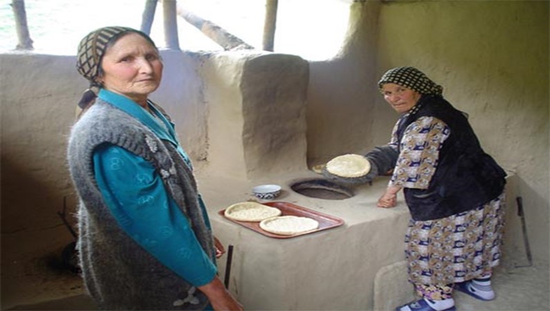 Мастерицы показывают, как следует печь лепешки в «тандыре».