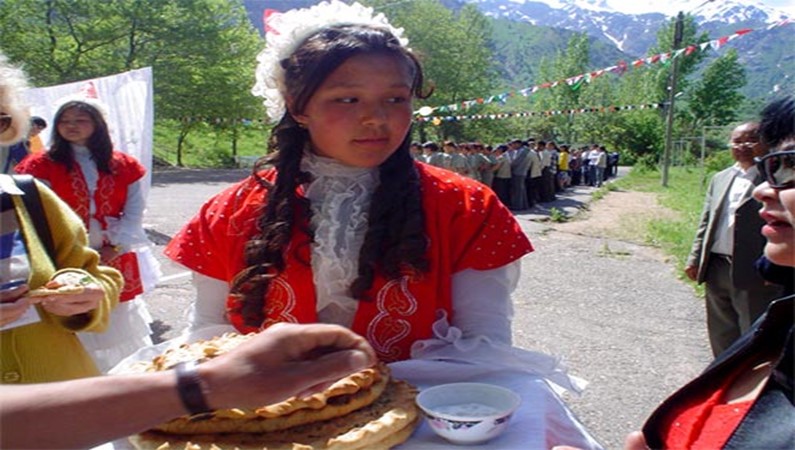 В Чимгане так встречали гостей: в национальных костюмах и с блюдами.