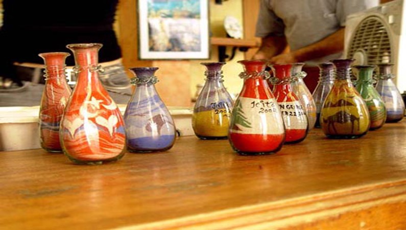 сувенирные бутылочки с цветным песком. пещеры Жейта.