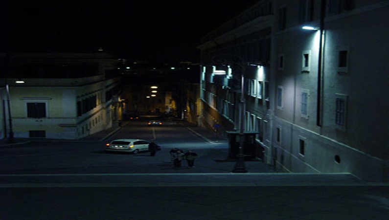А затем наступает ночь. И без того тихий Рим становится совершенно спокойным и слегка пустым городом.