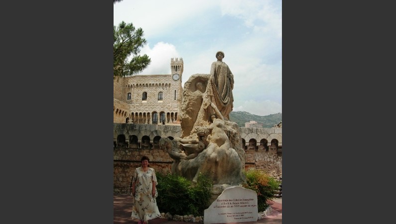 Памятник возле княжеского дворца в Монако