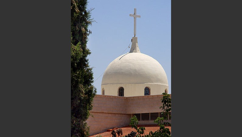 Колокольня церкви, похожая на купол мечети