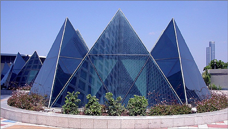 Пирамиды на крыше третьего яруса