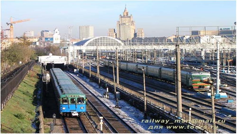 Филевская линия большей частью проходит по улице (на фото участок «Киевская» - «Студенческая»), это «московский S-Bahn»