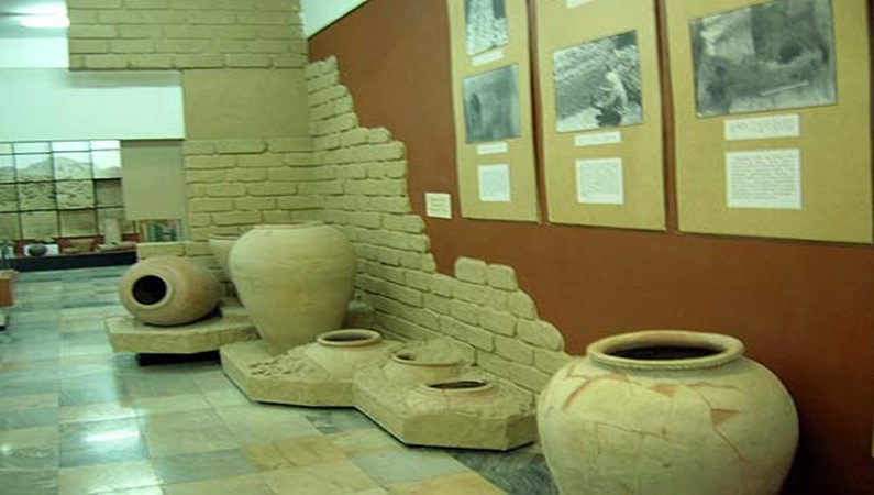 Археологические раскопки с Афросиаба. Немногое уцелело после монголького нашествия.