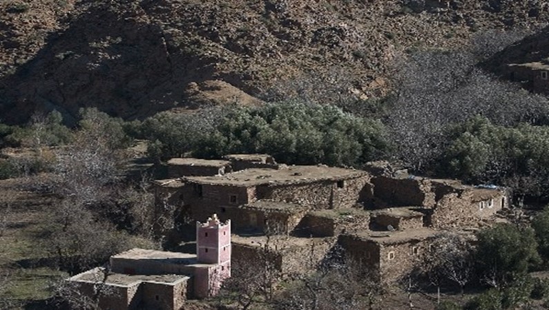 Атлас, берберская деревушка на склоне горы. Дома сложены из дикого камня, единственное оштукатуренное здание - мечеть.