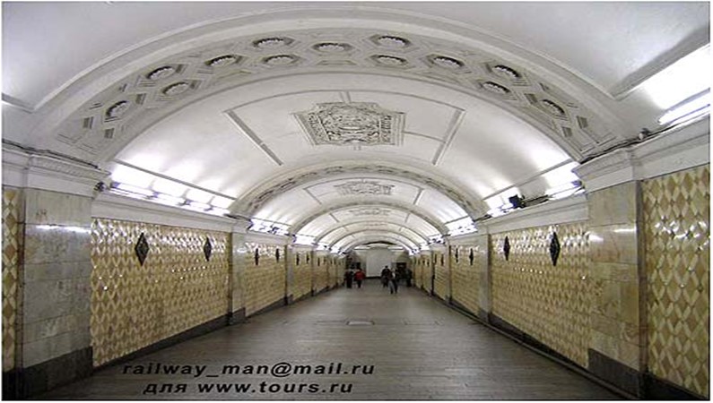 Переходы между станциями - своеобразные подземные улицы и проспекты, украшенные не хуже станций
