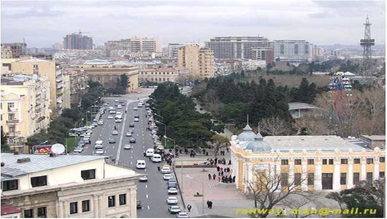 Баку. Одна из оживленных улиц центра – проспект Нефтянников, справа Приморский парк с колесом обозрения