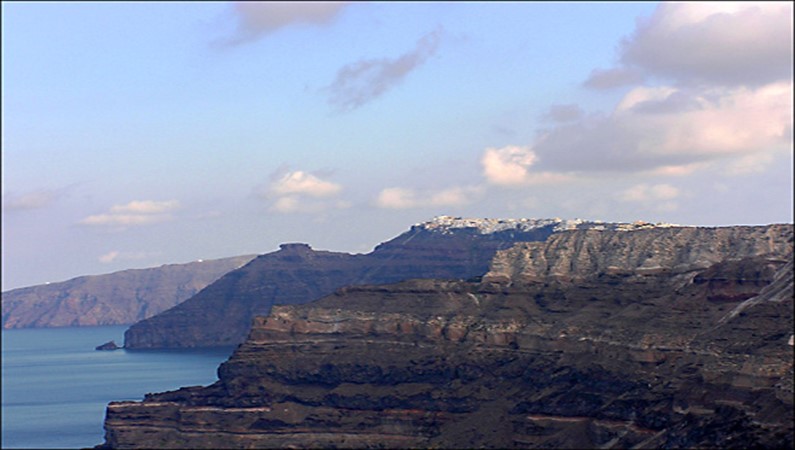 о.Санторини. Вид на вулканические скалы острова и столицу - город Фира