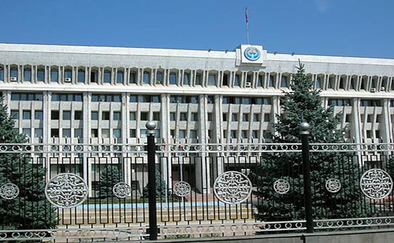 Белый Дом - резиденция правительства Кыргызстана. Как полагается, он ухожен и красив, охраняем. Хотя здание типично «совковой» архитектуры.