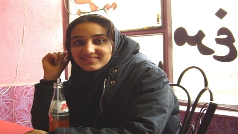 Иранская девушка в кафе.