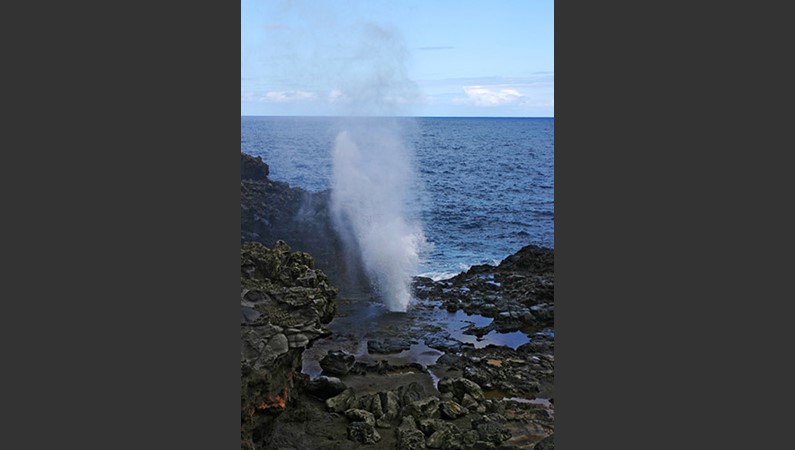 Природный феномен - океанский фонтан Nakalele blowhole.
Запад о. Мауи, Гавайи.
