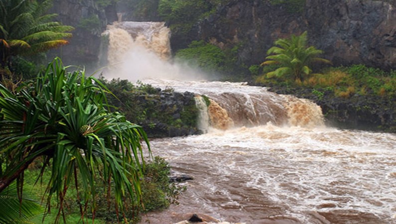 Переходящие один в другой 7 священных водопадов после тропического ливня.
Центральная часть о. Мауи, Гавайи.
