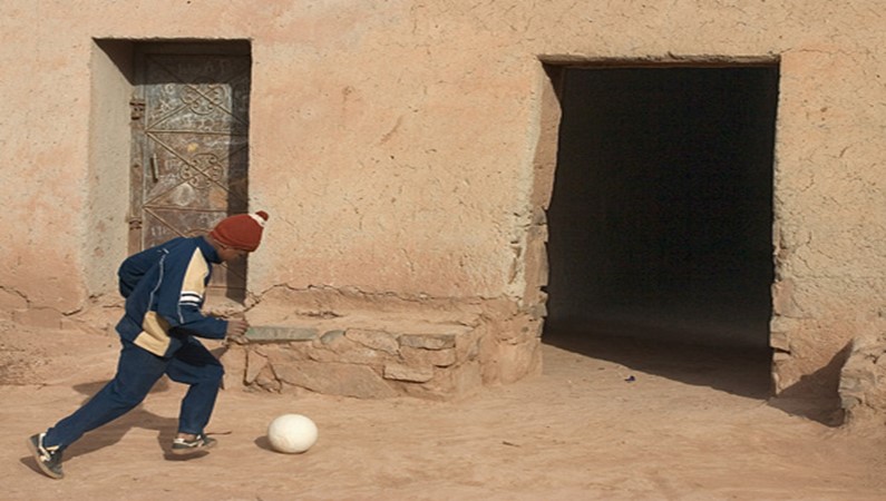 Футбол – он и в африке футбол. Даже если стены вокруг глиняные...