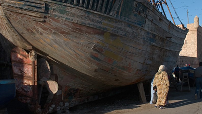 – Пристань Эссуэйры. Прогулка вдоль крепостных стен – старые корабли на берегу.