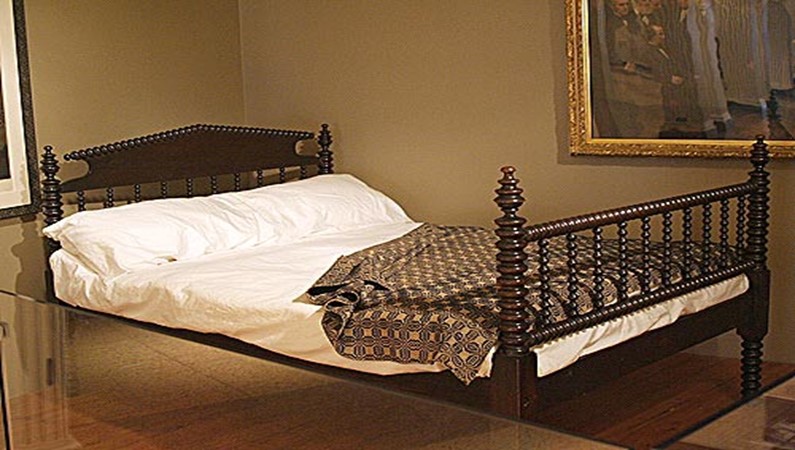 Кровать, на которой умер Линкольн (музей истории Чикаго).