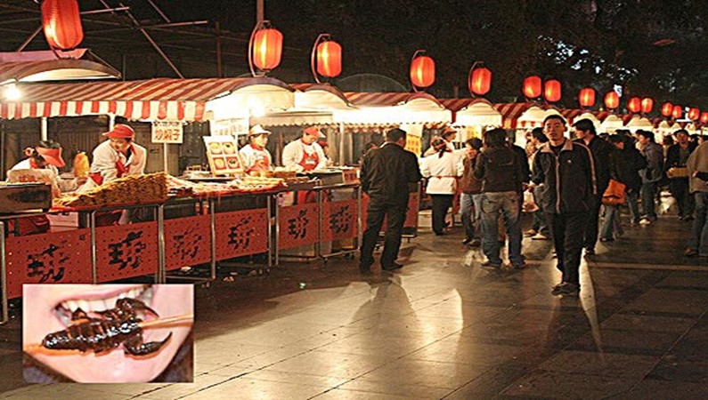 На ночном рынке мерзкой еды - WangFuJing. Поедаю скорпиона.