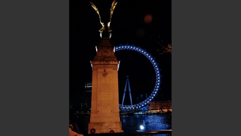 Колесо обозрения «London Eye». На переднем плане - памятник жертвам Первой мировой войны.