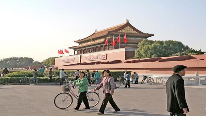 Ворота Запретного Города на площади Тяньаньмэнь.