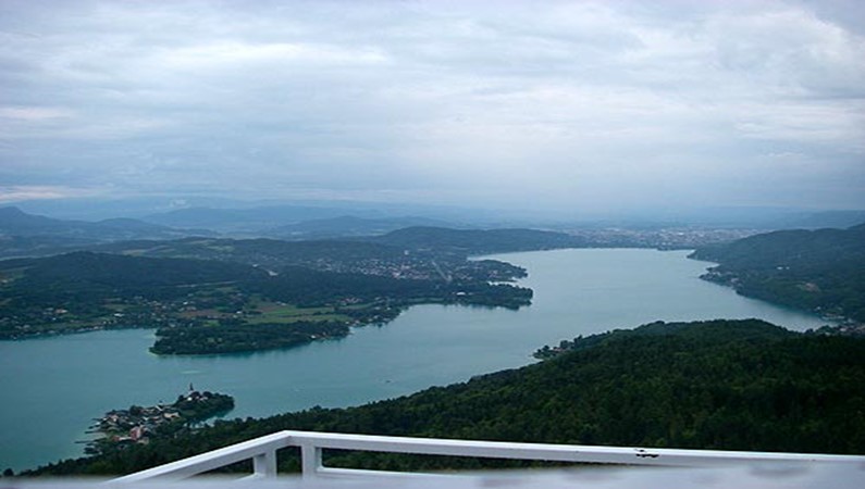 Вид на озеро Вортерзее с вышки на вершине горы Pyramidenkogel.