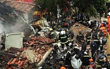 В Бразилии на жилой дом упал самолет