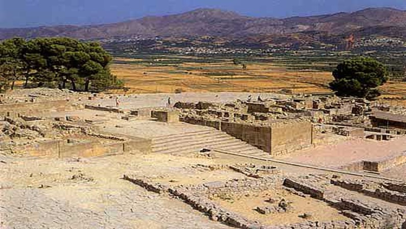Роскошный дворец мифического Радаманфиса, брата Миноса, в Фесте (Крит)