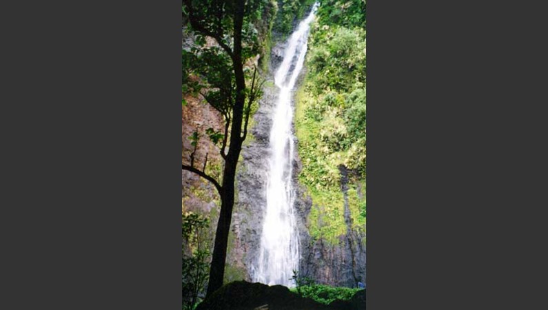 Водопады на Таити очень красивые