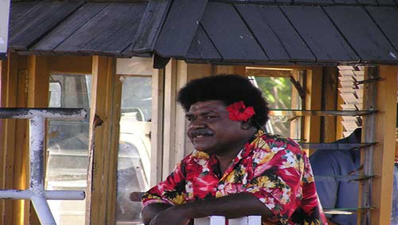 Фиджийские мужчины любят ходить в юбках и украшать себя цветами. Но не все.