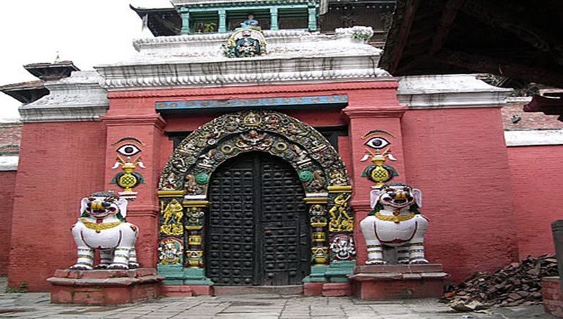 ...вот такие ворота ведут в индуистский храм Таледжу (Катманду), открытый даже для непальцев всего раз в году