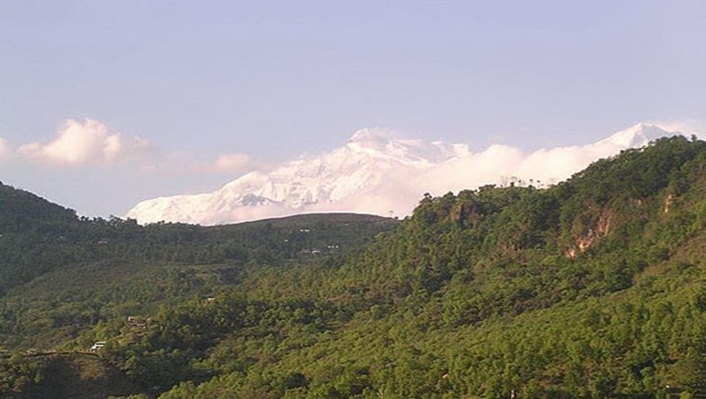 Снежные вершины гряды Аннапурны над долиной Покхара
