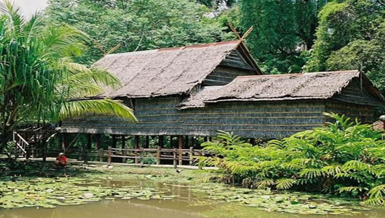 Малайзийское Борнео. Кота Кинабалу. Дома аборигенов Борнео в этнографической деревне.