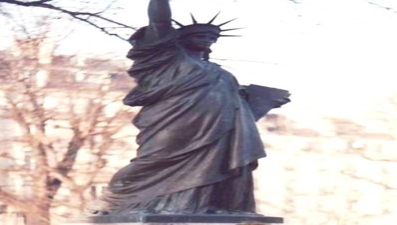 Статуя Свободы в Люксембургском саду в Париже