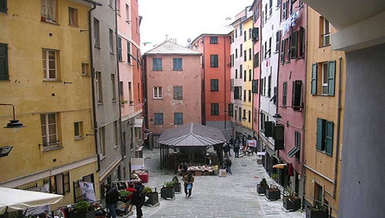 Маленькая площадь в Генуе