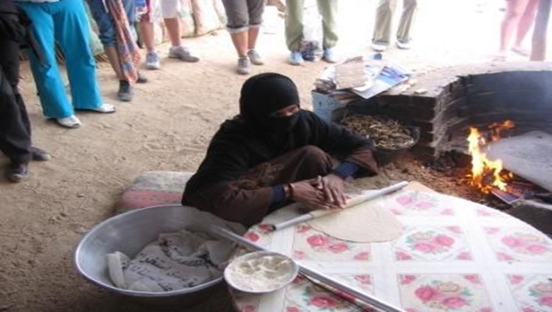Жительница деревни готовит лаваш