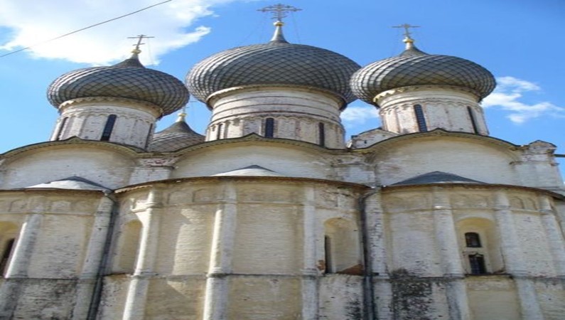 Больше всего меня впечатлил самый древний собор Кремля - Успенский! Удивительно, но внутри он оказался совершенно не реставрированным, хотя работы там и начались.