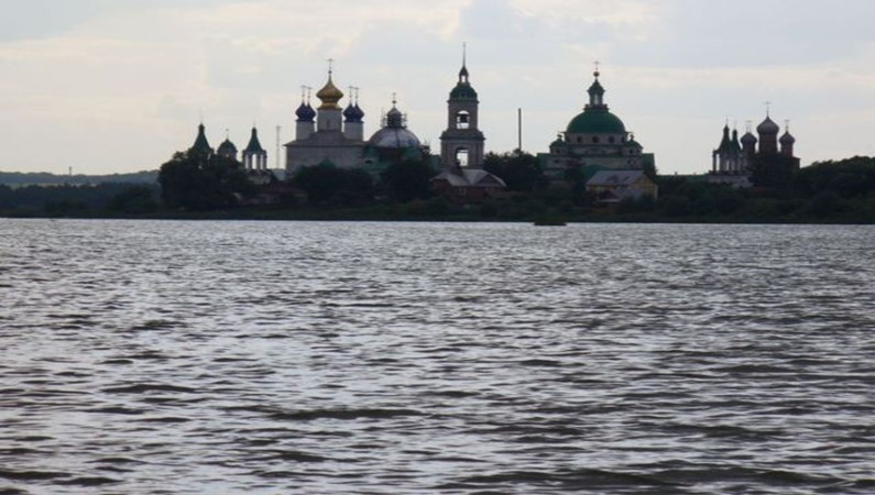 А потом мы пошли осматривать расположенный на окраине города Спасо-Яковлевский монастырь. Мужской действующий! Так он выглядит с кораблика, на котором мы плавали по озеру Неро!