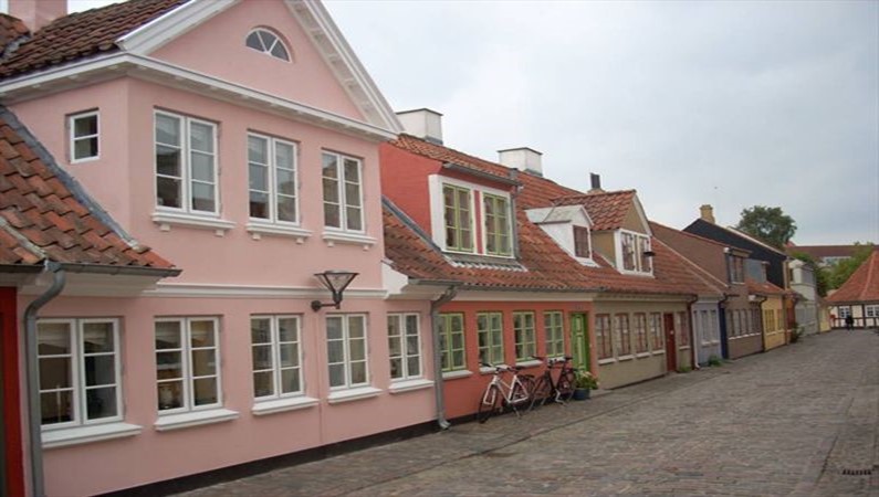 В одном из домиков на этой улице родился будущий автор «Стойкого оловянного солдатика». Оденсе. Дания
