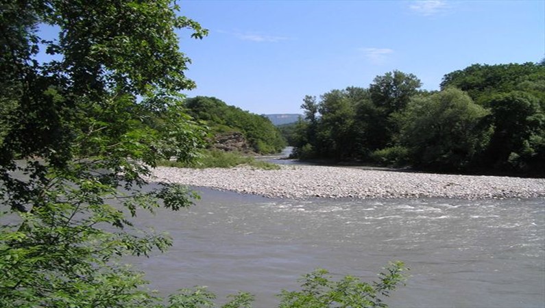 река Белая вблизи отеля Горная деревня